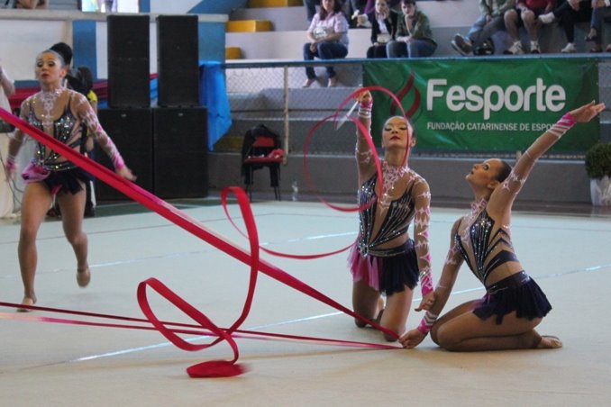 Inscrições para aulas gratuitas de dança contemporânea, alongamento e ginástica