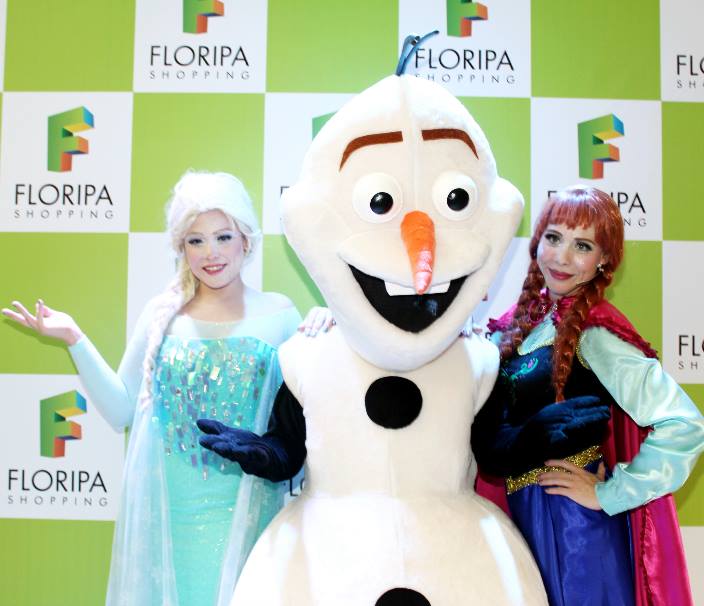 Sessão de fotos com os personagens Elsa, Ana e Olaf do filme Frozen