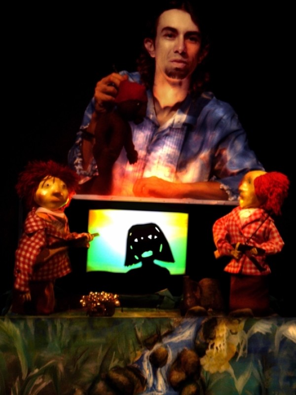 Contação de histórias com bonecos e teatro de sombra "Um dia" da Cia Etc i Tal