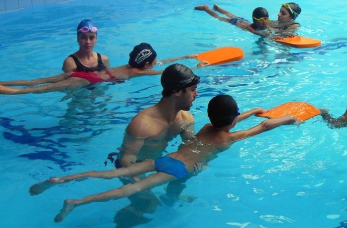 Inscrições para curso gratuito de natação infantil