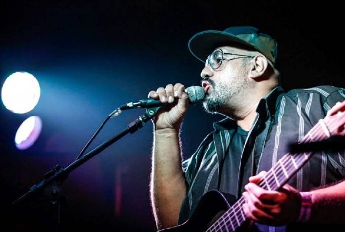 Nelson Viana faz show gratuito de clássicos do pop rock e músicas autorais