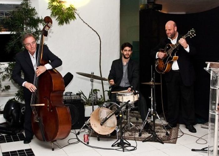 Jurerê Jazz apresenta show gratuito ao ar livre com Cássio Moura e Trio