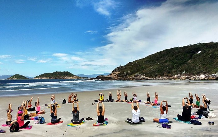Trilha Medita da Cachoeira do Peri com práticas de alongamento, relaxamento, yoga e meditação