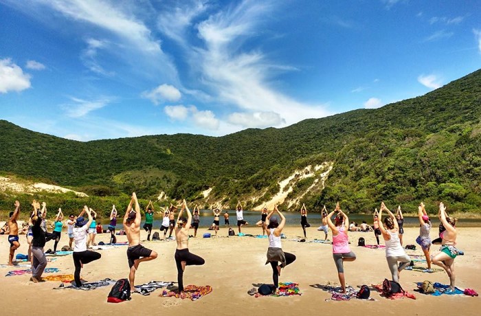 Trilha Medita da Praia de Naufragados com práticas de alongamento, relaxamento, yoga e meditação