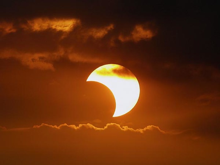 Observação astronômica do eclipse solar do carnaval na Beira Mar