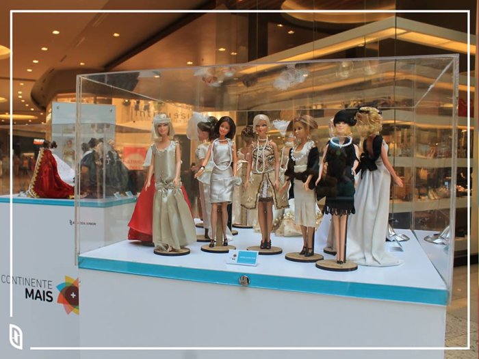 Exposição com bonecas Barbies e Art Dolls "Entre o encantamento e a realidade: a moda e suas engenhosas criações"