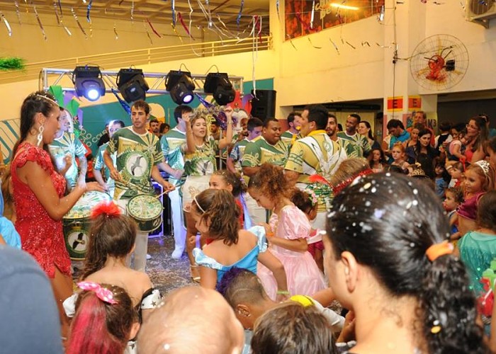 Bailinho de Carnaval do Floripa Shopping tem dois dias de folia com DJ, pintura facial e muito samba