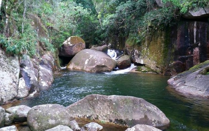 Trilha Medita da Cachoeira do Maciambu com alongamento, yoga e meditação orientada