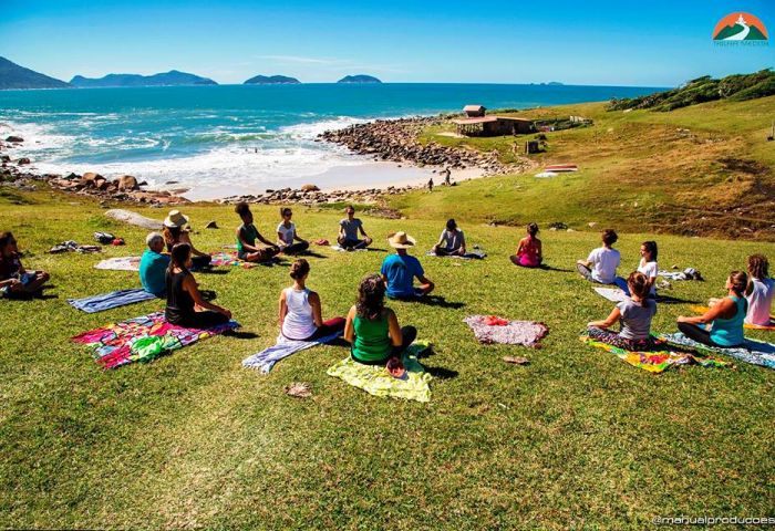 Trilha Medita do Morro da Oração da Barra da Lagoa com alongamento, yoga e meditação orientada