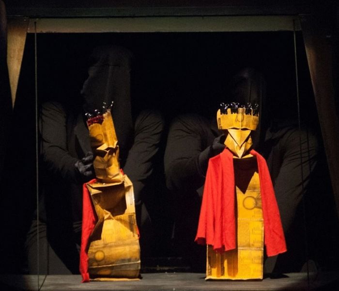 Espetáculo "Paper Macbeth", adaptação da obra de Shakespeare