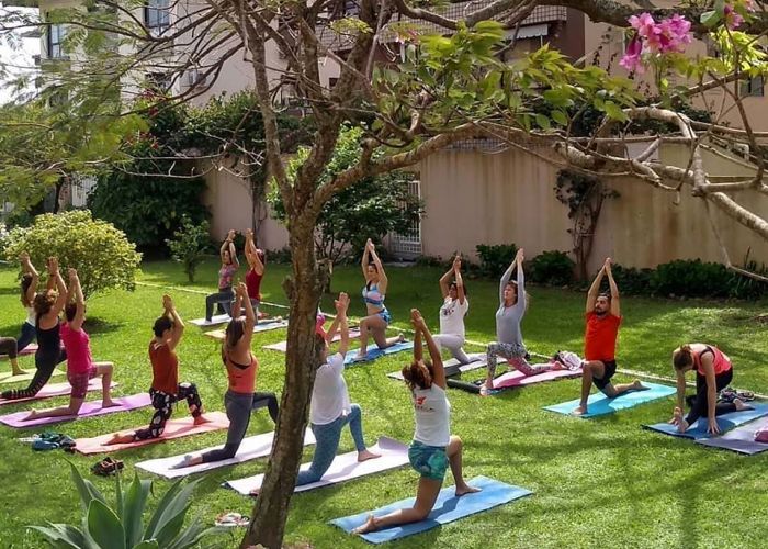 Aula gratuita de yoga ao ar livre na Alameda em Jurerê