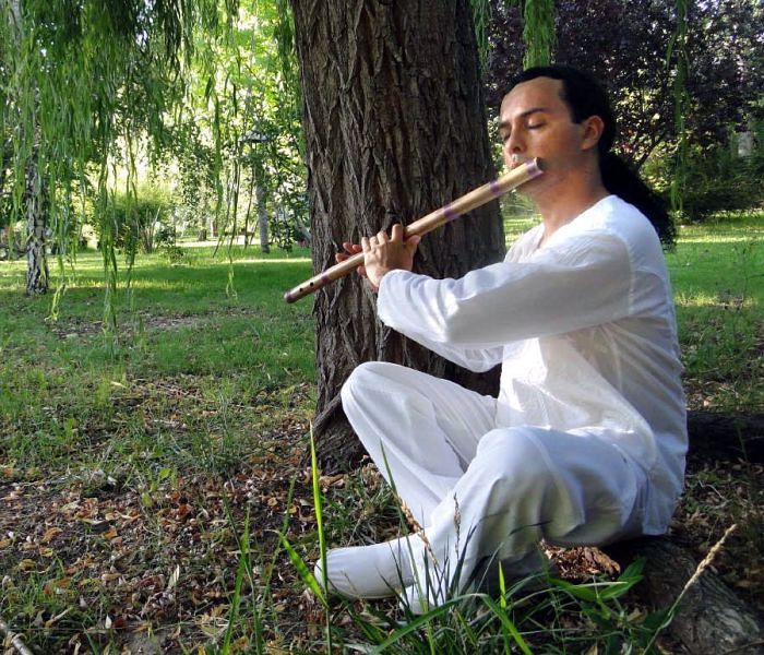 Pabloji faz concerto de meditação gratuito a céu aberto no Parque de Coqueiros