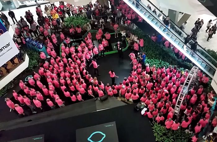 Coral de 250 vozes faz pré-lançamento do Outubro Rosa no Beiramar Shopping