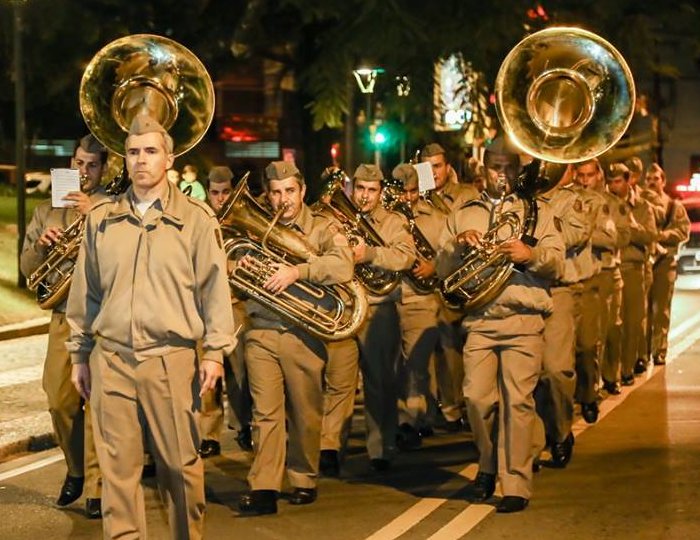 Desfile de bandas pelas ruas do centro comemora Dia do Músico