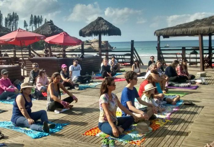 JoaquiNamente - aula gratuita da Meditação Mindfulness e Yoga na Praia da Joaquina