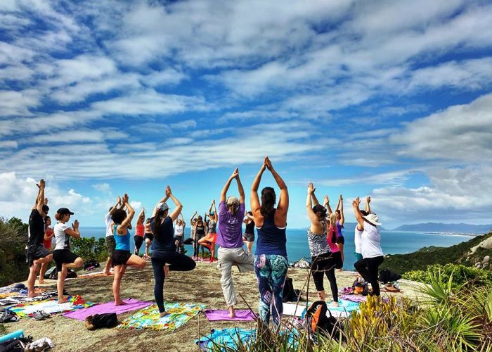 Trilha Medita da Praia Secreta da Joaquina com alongamento, yoga e meditação orientada