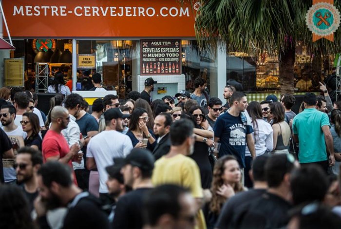 Festa de Fim de Ano do Mestre-Cervejeiro Floripa com opções de chopes, food-trucks, música e entrada gratuita