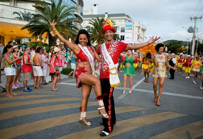 ​Carnaval em Jurerê Internacional terá baile infantil, desfile de escola de samba e 40 festas e shows