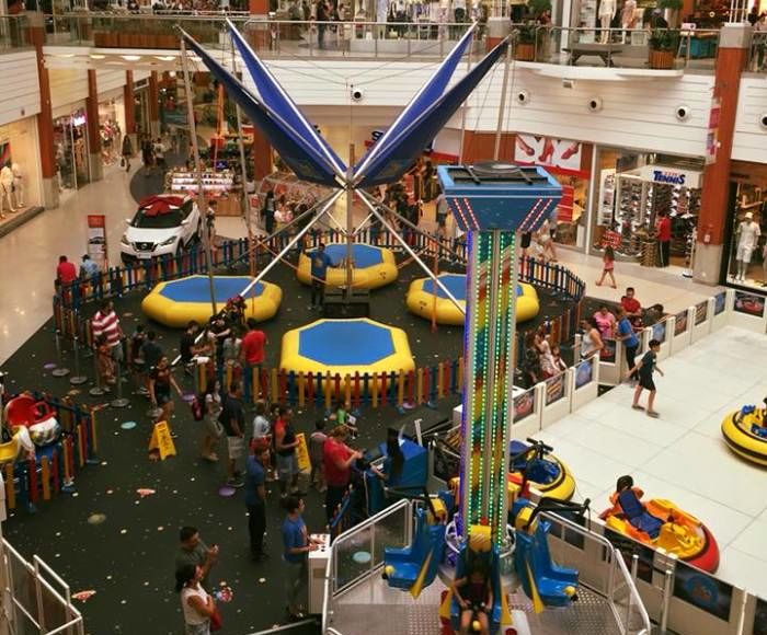 Evento infantil Space Parque reúne carrossel, torre de queda livre, looping e outros brinquedos