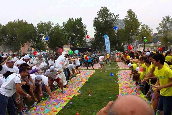 Guerra de balão d'água no parque