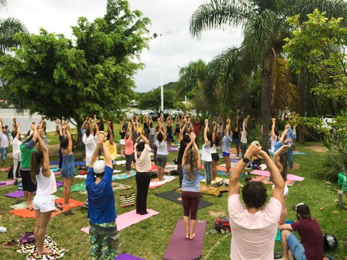 Prática de yoga aberta e gratuita na beira da Lagoa