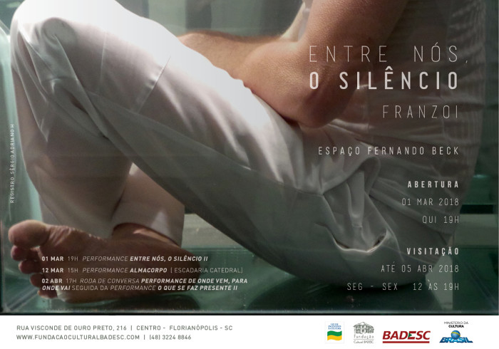 Exposição "Entre Nós, o Silêncio" do artista plástico Carlos Franzoi com performances e roda de conversa