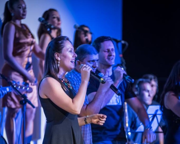 Coral da FIESC apresenta show musical "Colorido em Preto e Branco"