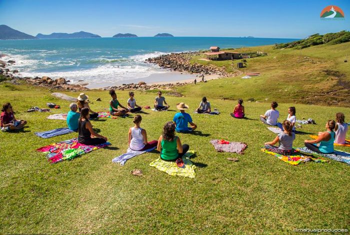 Trilha Medita do Vale da Utopia da Guarda do Embaú com prática de yoga e meditação orientada