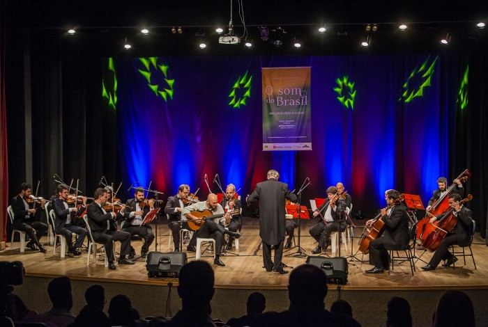 Orquestra de Câmara de Blumenau faz concerto gratuito "O Som do Brasil" com violonista Felipe Coelho