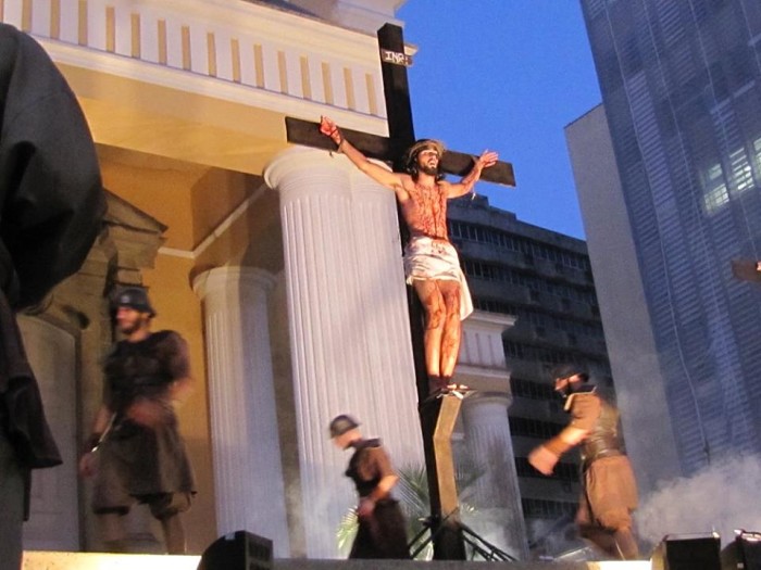Encenação da Paixão de Cristo na escadaria da Catedral de Florianópolis