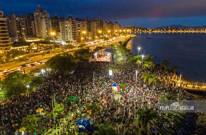 Camerata Florianópolis apresenta concerto gratuito "Música para Cinema" ao ar livre na Beira Mar