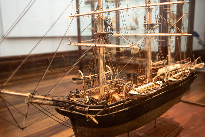 Exposição de miniaturas de embarcações do Museu Nacional do Mar