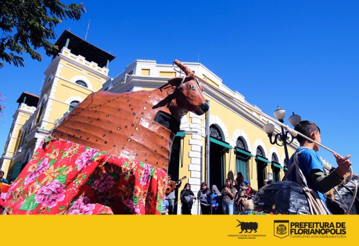 Dia do folclore tem programação cultural gratuita com música, dança, Boi de Mamão e artesanato no Mercado Público