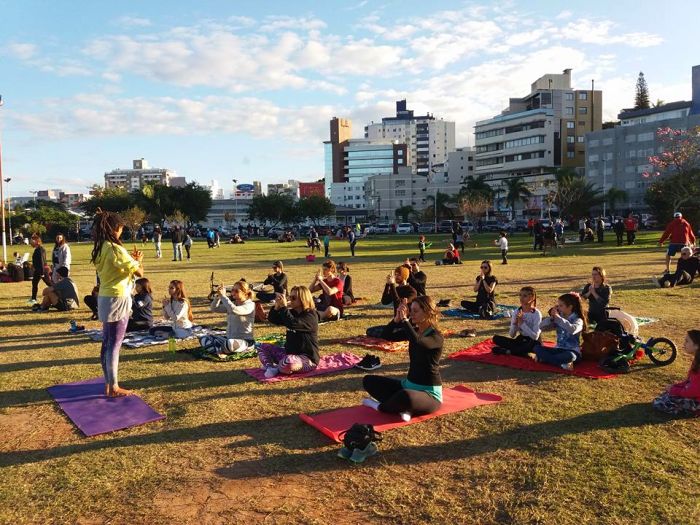 Aula gratuita de yoga no Parque de Coqueiros