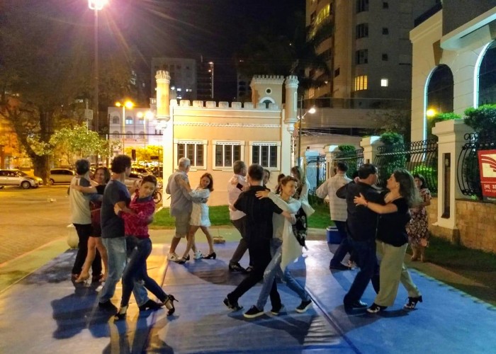 Milonga na Praça promove Baile de tango gratuito a céu aberto