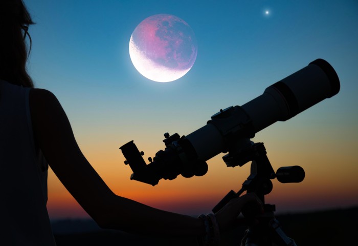 Observação astronômica gratuita do Eclipse Lunar Parcial