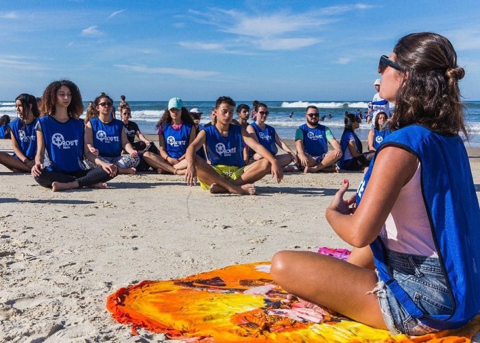 Praia da Joaquina recebe mutirão de limpeza com yoga, música ao vivo e plantio de mudas